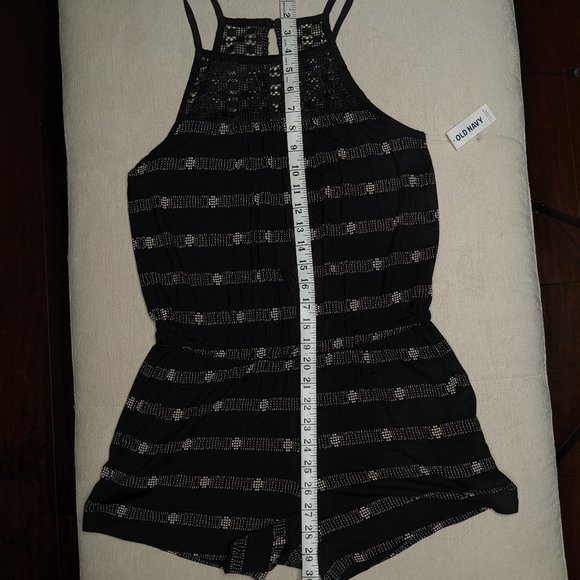 Black and white patterned romper with crochet detail yoke - Picture 5 of 6